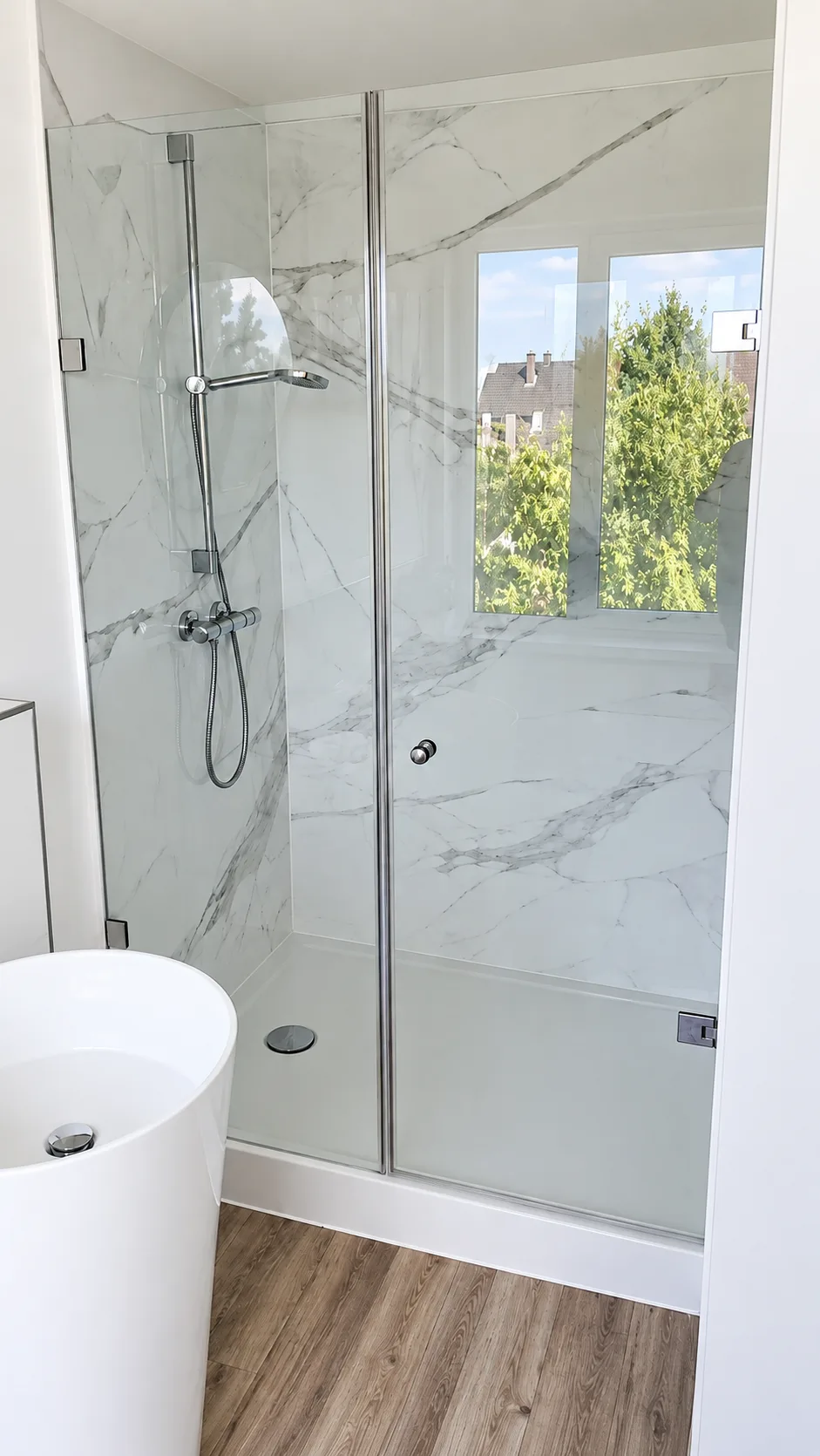 Nischendusche mit Seitenteil und Pendeltür in einer Nische mit Fenster und Heizkörper