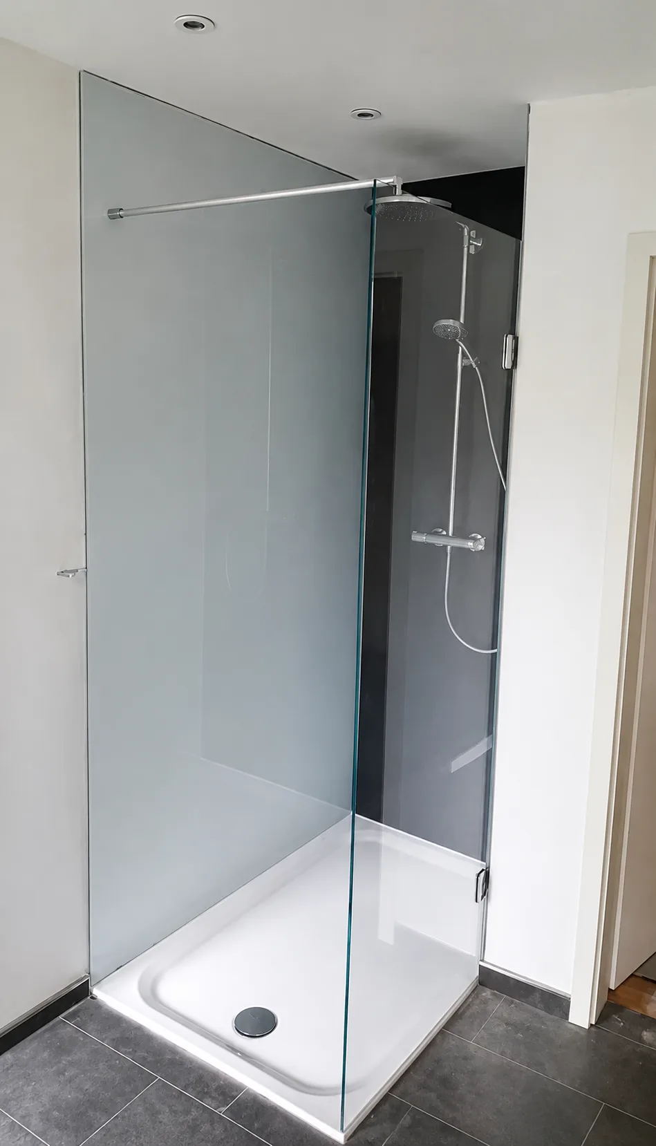 Walk-in-Dusche mit heller Glasrückwand und seitlicher Glasabtrennung