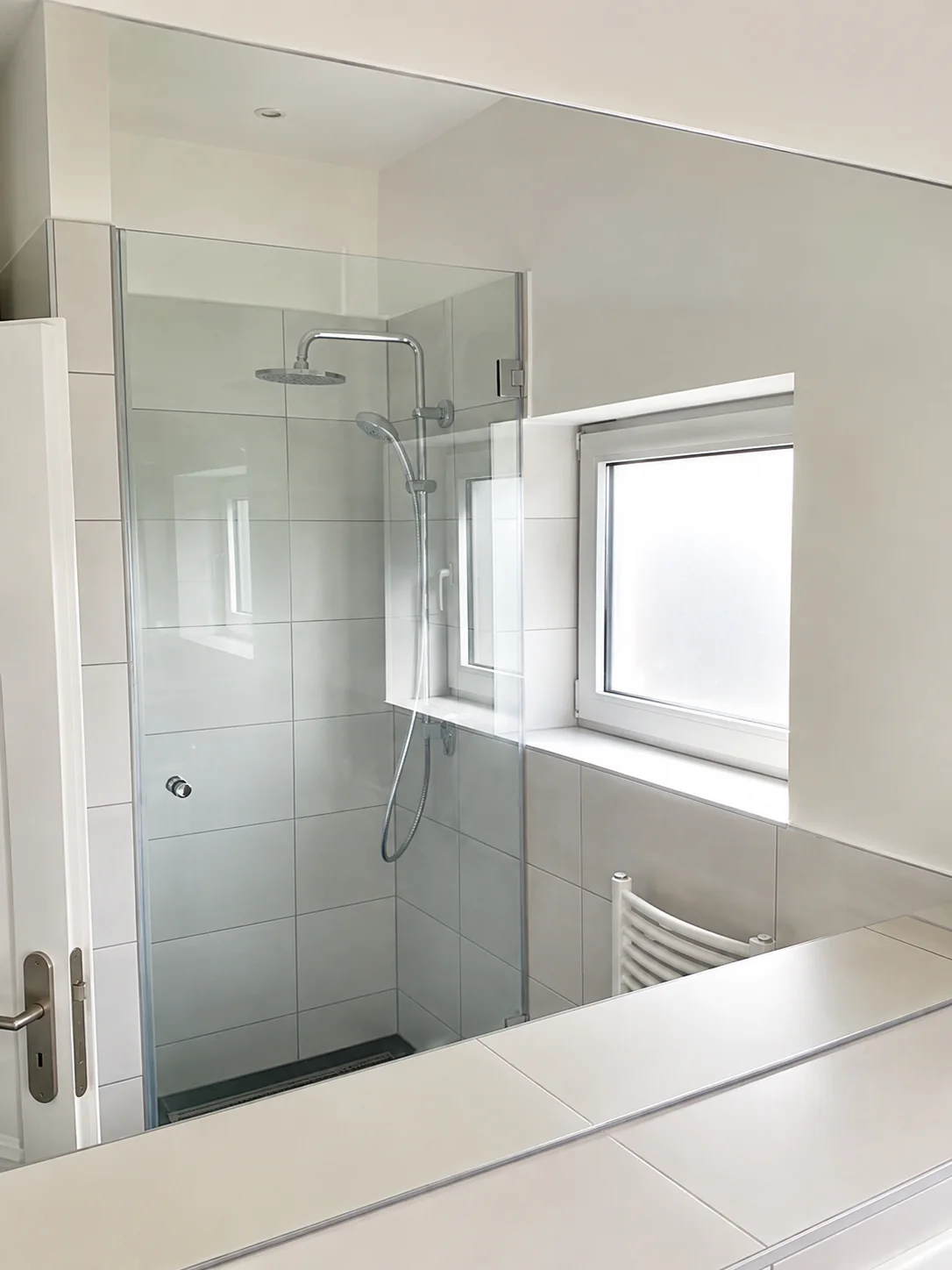 Rahmenlose Nischendusche nach Maß Nischendusche mit Pendeltür aus Klarglas zwischen zwei Wänden