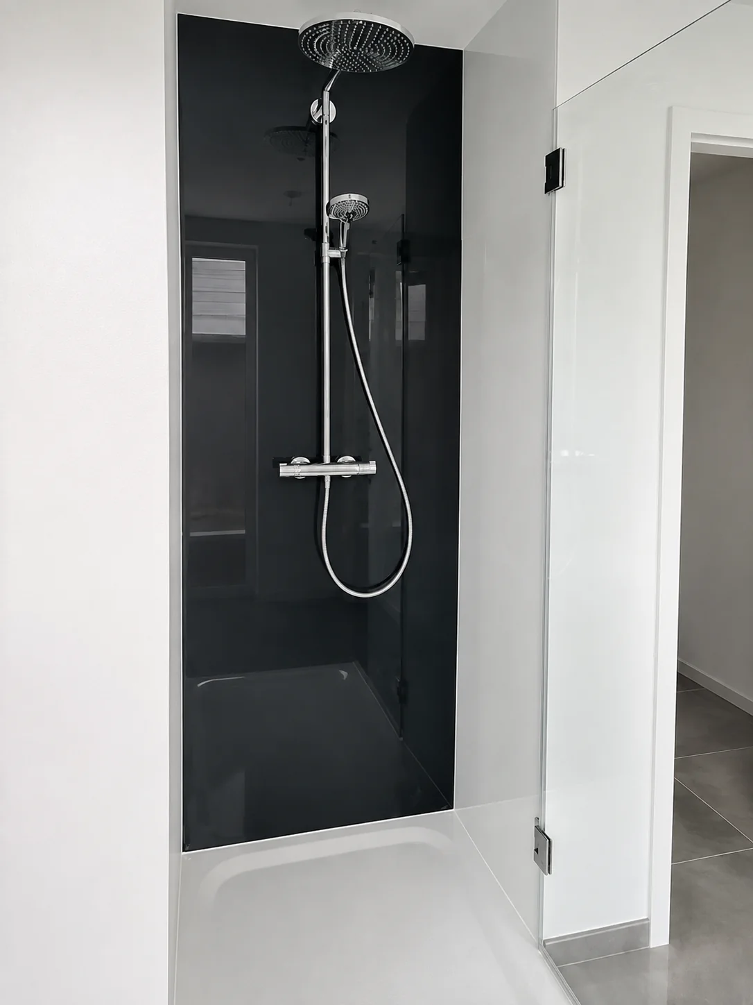 Nischendusche mit schwarzer Rückwand Nischendusche aus Glas mit schwarzer Rückwand