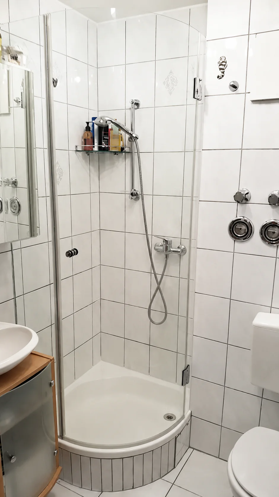 Runddusche aus Glas nach Maß Gebogene Runddusche aus Glas mit Pendeltüren in einem kleinen Badezimmer in Hannover