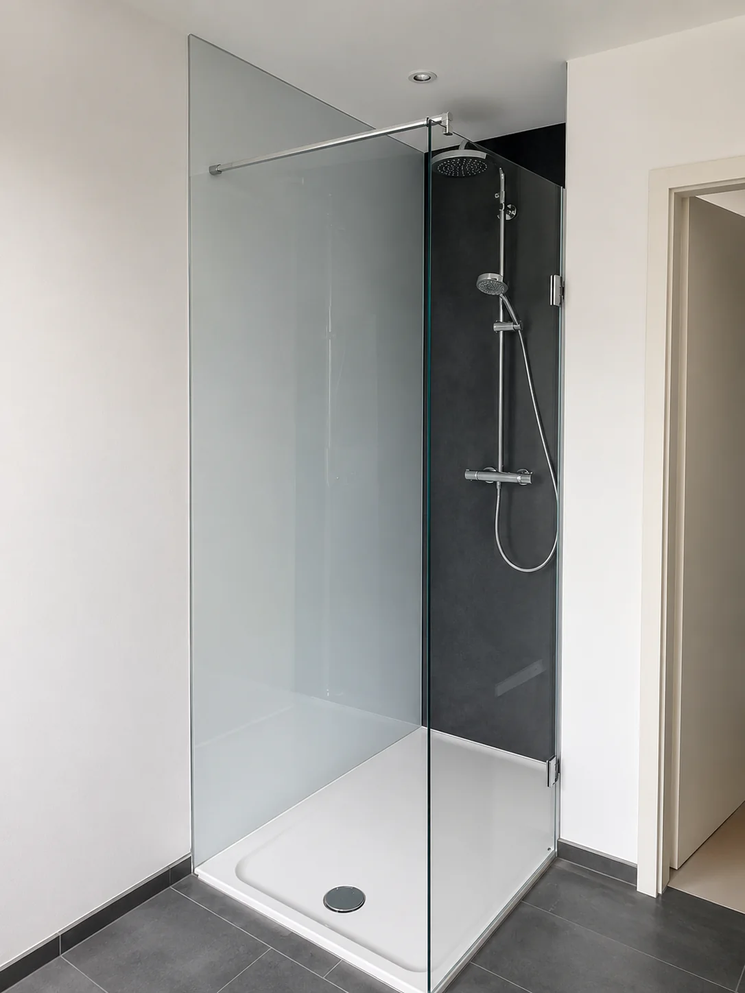 Dunkle Glasrückwand – Kundenprojekt Dunkle Glasrückwand in einer offenen Walk-in-Dusche