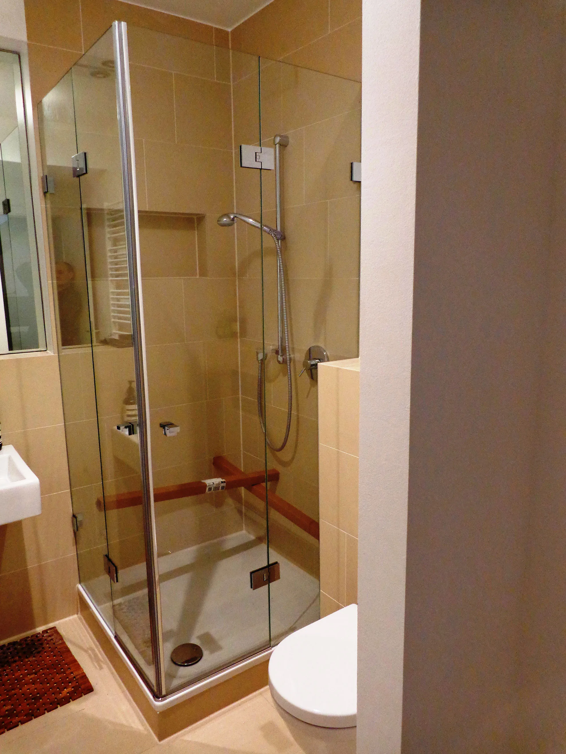 Maßgefertigte Glasdusche in einem modernisierten Badezimmer in Hannover